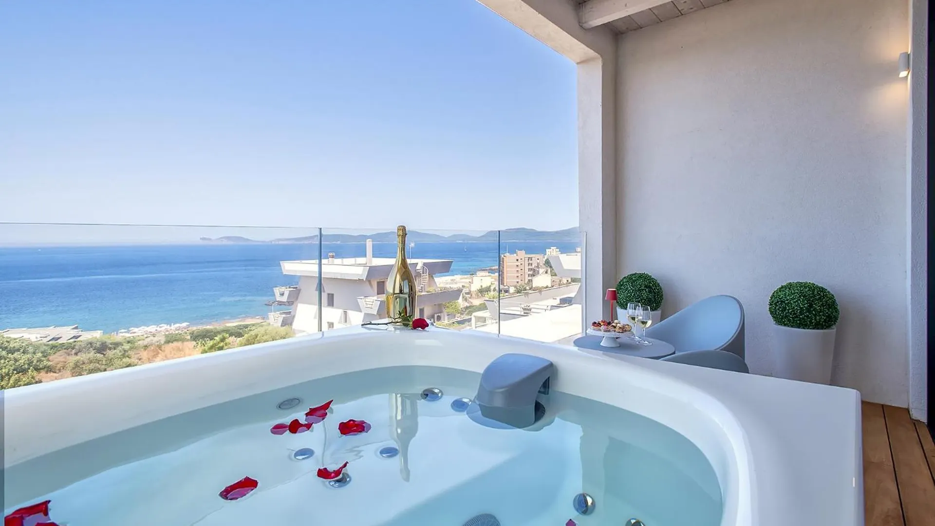 Amare Penthouse With Hot Tub Facing The Sea location